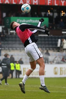 15 02 2025, xrekx, Soccer 2 Bundesliga, SV Elversberg SpVgg Greuther Fuerth v l Fisnik Asllani SV 07 Elversberg Warmup warm up warm up before the match DFL DFB REGULATIONS PROHIBIT ANY USE OF PHOTOGRAPHS as IMAGE SEQUENCES and or QUASI VIDEO Elversberg