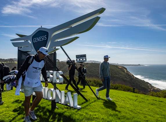 LA JOLLA, CA - FEBRUARY 15: Davis Thompson walks toward the fourth tee during the third round of the Genesis Invitational tournament, Saturday, February 15, 2025, at Torrey Pines Golf Course in La Jolla, California. (Photo by Tony Ding Icon Sportswire) GOLF: FEB 15 PGA, Golf Herren The Genesis Invitational EDITORIAL USE ONLY Icon46520250215039