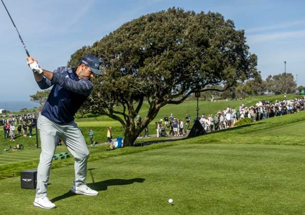 LA JOLLA, CA - FEBRUARY 15: Denny McCarthy hits a drive from the sixth tee during the third round of the Genesis Invitational tournament, Saturday, February 15, 2025, at Torrey Pines Golf Course in La Jolla, California. (Photo by Tony Ding Icon Sportswire) GOLF: FEB 15 PGA, Golf Herren The Genesis Invitational EDITORIAL USE ONLY Icon46520250215041