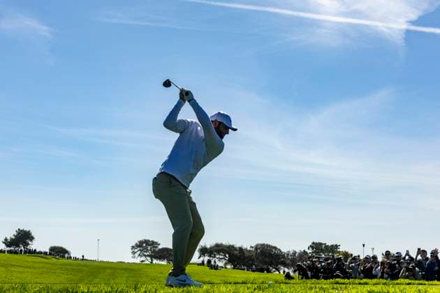 LA JOLLA, CA - FEBRUARY 15: Scottie Scheffler hits a drive from the second tee during the third round of the Genesis Invitational tournament, Saturday, February 15, 2025, at Torrey Pines Golf Course in La Jolla, California. (Photo by Tony Ding Icon Sportswire) GOLF: FEB 15 PGA, Golf Herren The Genesis Invitational EDITORIAL USE ONLY Icon46520250215042