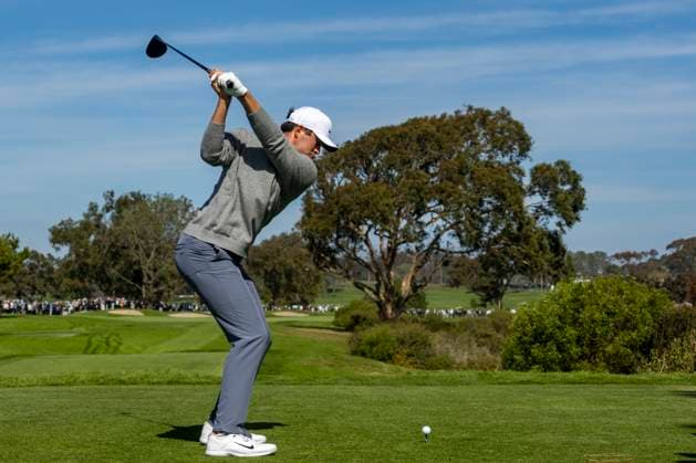 LA JOLLA, CA - FEBRUARY 15: Davis Thompson hits a drive from the sixth tee during the third round of the Genesis Invitational tournament, Saturday, February 15, 2025, at Torrey Pines Golf Course in La Jolla, California. (Photo by Tony Ding Icon Sportswire) GOLF: FEB 15 PGA, Golf Herren The Genesis Invitational EDITORIAL USE ONLY Icon46520250215043