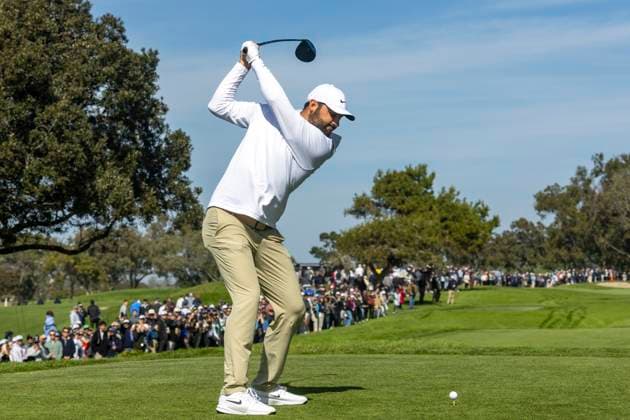 LA JOLLA, CA - FEBRUARY 15: Scottie Scheffler hits a drive from the sixth tee during the third round of the Genesis Invitational tournament, Saturday, February 15, 2025, at Torrey Pines Golf Course in La Jolla, California. (Photo by Tony Ding Icon Sportswire) GOLF: FEB 15 PGA, Golf Herren The Genesis Invitational EDITORIAL USE ONLY Icon46520250215044