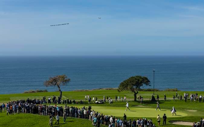 LA JOLLA, CA - FEBRUARY 15: Scottie Scheffler and Davis Thompson walk onto the fifth green during the third round of the Genesis Invitational tournament, Saturday, February 15, 2025, at Torrey Pines Golf Course in La Jolla, California. (Photo by Tony Ding Icon Sportswire) GOLF: FEB 15 PGA, Golf Herren The Genesis Invitational EDITORIAL USE ONLY Icon46520250215045