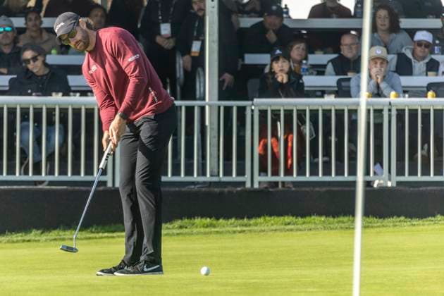 LA JOLLA, CA - FEBRUARY 15: Patrick Rodgers makes a long putt on the 17th green during the third round of the Genesis Invitational tournament, Saturday, February 15, 2025, at Torrey Pines Golf Course in La Jolla, California. (Photo by Tony Ding Icon Sportswire) GOLF: FEB 15 PGA, Golf Herren The Genesis Invitational EDITORIAL USE ONLY Icon46520250215058