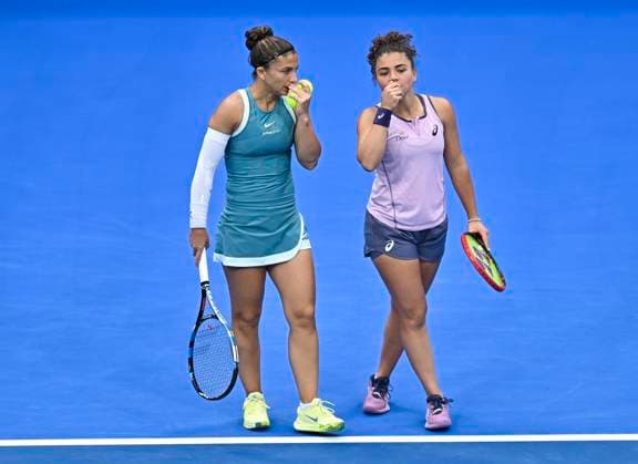 (250216) -- DOHA, Feb. 16, 2025 -- Sara Errani Jasmine Paolini(R) communicate during the women s doubles final match between Sara Errani Jasmine Paolini of Italy and Jiang Xinyu (China) Wu Fang-Hsien(Chinese Taipei) at the WTA, Tennis Damen Qatar Open tennis tournament in Doha, Qatar, on Feb. 15, 2025. (Photo by Xinhua) (SP)QATAR-DOHA-WTA QATAR OPEN 2025-WOMEN S DOUBLES FINAL Nikku 