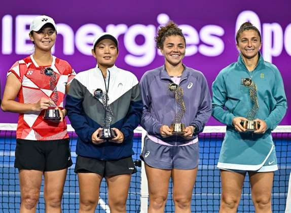 (250216) -- DOHA, Feb. 16, 2025 -- Winners Sara Errani(1st R) Jasmine Paolini(2nd R) and runners-up Jiang Xinyu(2nd L) Wu Fang-Hsien pose for photos during the awarding ceremony after the women s doubles final match between Sara Errani Jasmine Paolini of Italy and Jiang Xinyu (China) Wu Fang-Hsien(Chinese Taipei) at the WTA, Tennis Damen Qatar Open tennis tournament in Doha, Qatar, on Feb. 15, 2025. (Photo by Xinhua) (SP)QATAR-DOHA-WTA QATAR OPEN 2025-WOMEN S DOUBLES FINAL Nikku 
