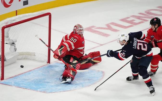 Eishockey, 4 Nations Face-Off in Montreal, Kanada - USA February 15, 2025, Montreal, Pq, Canada: United States Dylan Larkin (21) hits the post behind Canada goaltender Jordan Binnington (50) as Colton Parayko (55) defends during second period 4 Nations Face-Off hockey action in Montreal on Saturday, Feb. 15, 2025. Canada News - February 15, 2025  - ZUMAc35_ 20250215_zaf_c35_236 Copyright: xChristinnexMuschix