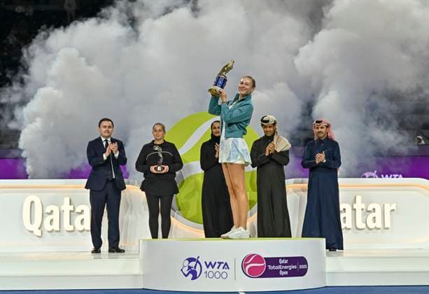(250216) -- DOHA, Feb. 16, 2025 -- Amanda Anisimova of the United States poses with the trophy during the awarding ceremony after the women s singles final match between Jelena Ostapenko of Latvia and Amanda Anisimova of the United States at the WTA, Tennis Damen Qatar Open tennis tournament in Doha, Qatar, on Feb. 15, 2025. (Photo by Xinhua) (SP)QATAR-DOHA-WTA QATAR OPEN 2025-WOMEN S SINGLES FINAL Nikku 