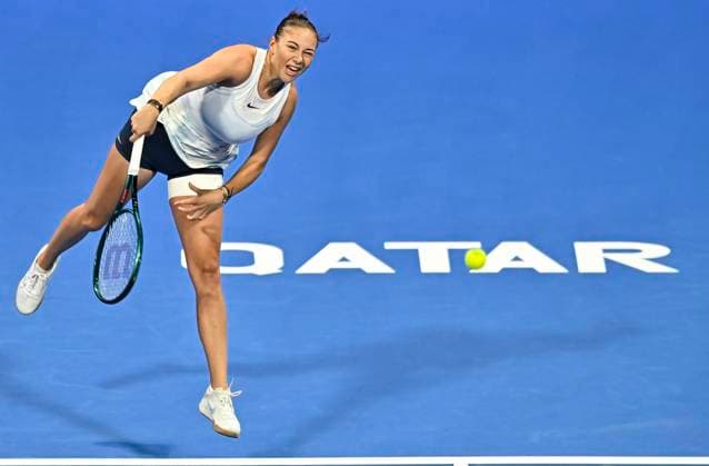 (250216) -- DOHA, Feb. 16, 2025 -- Amanda Anisimova of the United States serves during the women s singles final match between Jelena Ostapenko of Latvia and Amanda Anisimova of the United States at the WTA, Tennis Damen Qatar Open tennis tournament in Doha, Qatar, on Feb. 15, 2025. (Photo by Xinhua) (SP)QATAR-DOHA-WTA QATAR OPEN 2025-WOMEN S SINGLES FINAL Nikku 
