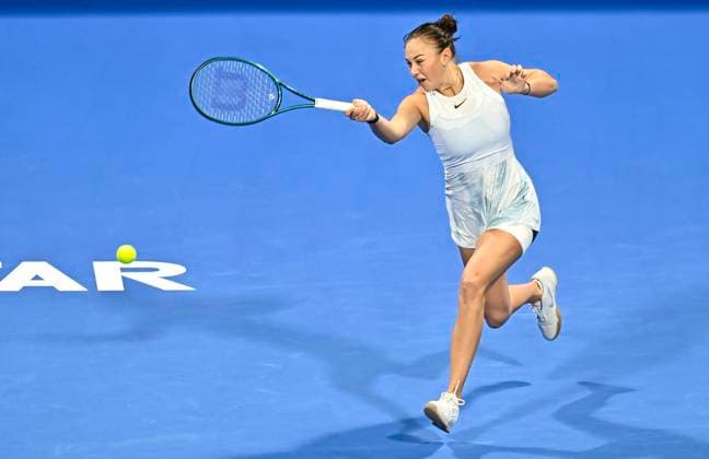 (250216) -- DOHA, Feb. 16, 2025 -- Amanda Anisimova of the United States hits a return during the women s singles final match between Jelena Ostapenko of Latvia and Amanda Anisimova of the United States at the WTA, Tennis Damen Qatar Open tennis tournament in Doha, Qatar, on Feb. 15, 2025. (Photo by Xinhua) (SP)QATAR-DOHA-WTA QATAR OPEN 2025-WOMEN S SINGLES FINAL Nikku 