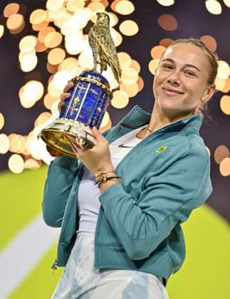 (250216) -- DOHA, Feb. 16, 2025 -- Amanda Anisimova of the United States poses with the trophy during the awarding ceremony after the women s singles final match between Jelena Ostapenko of Latvia and Amanda Anisimova of the United States at the WTA, Tennis Damen Qatar Open tennis tournament in Doha, Qatar, on Feb. 15, 2025. (Photo by Xinhua) (SP)QATAR-DOHA-WTA QATAR OPEN 2025-WOMEN S SINGLES FINAL Nikku 