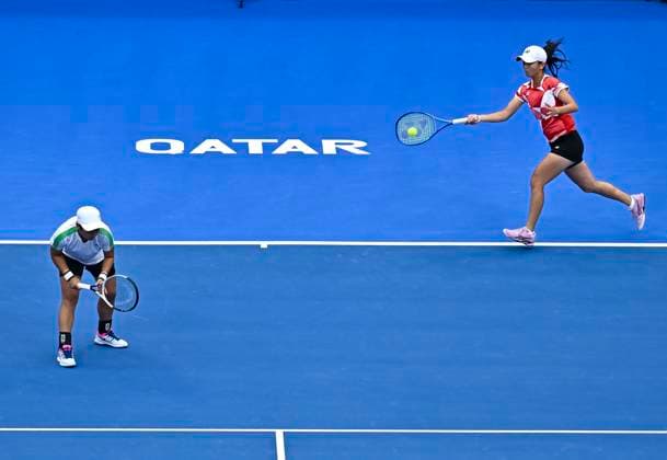 (250216) -- DOHA, Feb. 16, 2025 -- Jiang Xinyu Wu Fang-Hsien(R) compete during the women s doubles final match between Sara Errani Jasmine Paolini of Italy and Jiang Xinyu (China) Wu Fang-Hsien(Chinese Taipei) at the WTA, Tennis Damen Qatar Open tennis tournament in Doha, Qatar, on Feb. 15, 2025. (Photo by Xinhua) (SP)QATAR-DOHA-WTA QATAR OPEN 2025-WOMEN S DOUBLES FINAL Nikku 