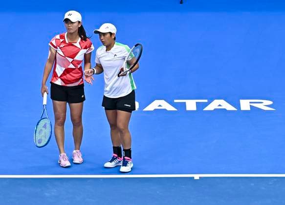 (250216) -- DOHA, Feb. 16, 2025 -- Jiang Xinyu Wu Fang-Hsien(L) communicate during the women s doubles final match between Sara Errani Jasmine Paolini of Italy and Jiang Xinyu (China) Wu Fang-Hsien(Chinese Taipei) at the WTA, Tennis Damen Qatar Open tennis tournament in Doha, Qatar, on Feb. 15, 2025. (Photo by Xinhua) (SP)QATAR-DOHA-WTA QATAR OPEN 2025-WOMEN S DOUBLES FINAL Nikku 