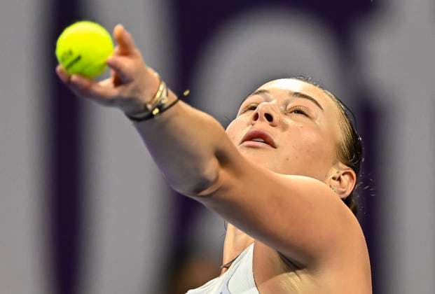 (250216) -- DOHA, Feb. 16, 2025 -- Amanda Anisimova of the United States serves during the women s singles final match between Jelena Ostapenko of Latvia and Amanda Anisimova of the United States at the WTA, Tennis Damen Qatar Open tennis tournament in Doha, Qatar, on Feb. 15, 2025. (Photo by Xinhua) (SP)QATAR-DOHA-WTA QATAR OPEN 2025-WOMEN S SINGLES FINAL Nikku 