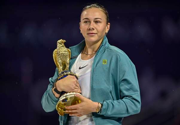 (250216) -- DOHA, Feb. 16, 2025 -- Amanda Anisimova of the United States poses with the trophy during the awarding ceremony after the women s singles final match between Jelena Ostapenko of Latvia and Amanda Anisimova of the United States at the WTA, Tennis Damen Qatar Open tennis tournament in Doha, Qatar, on Feb. 15, 2025. (Photo by Xinhua) (SP)QATAR-DOHA-WTA QATAR OPEN 2025-WOMEN S SINGLES FINAL Nikku 