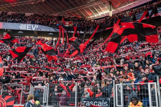 15 02 2025, Soccer 1 Bundesliga, Season 2024 2025, 22 Matchday, Bayer 04 Leverkusen FC Bayern Muenchen in the BayArena in Leverkusen The Leverkusen fans singing along to the club anthem Important note According to the regulations of the DFL German Football League and the DFB German Football Association, it is prohibited to use or have used photographs taken in the stadium and or of the match in the form of sequential images and or video-like photo series Photo Kirchner Media Thomas Haesler Copyright: xKirchner-Media ThomasxHaeslerx