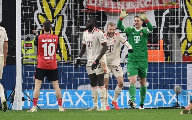 Florian Wirtz Bayer 04 Leverkusen , left , misses the winning goal, goalkeeper Manuel Neuer Bayern Muenchen , right , and Konrad Laimer Bayern Muenchen cheer 15 02 2025, Soccer 1 Bundesliga, 22 Matchday, Season 2024 2025 Bayer 04 Leverkusen FC Bayern München 0 0 Foto Weis Team2 DFL regulations prohibit any use of photographs as image sequences and or quasi video Leverkusen BayArena Nordrhein Westfalen Germany Team2