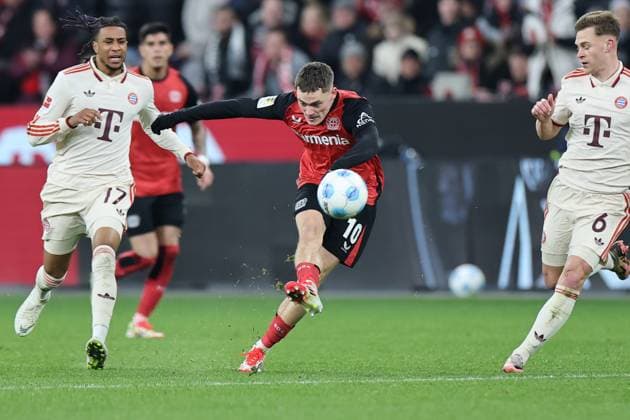 GER, 1 FBL Bayer 04 Leverkusen vs FC Bayern Muenchen 15 02 2025, BayArena, Leverkusen, GER, 1 FBL Bayer 04 Leverkusen vs FC Bayern Muenchen, in the picture cross by Florian Wirtz Leverkusen 10 , nordphotoxGmbHx xMeuter nph00351