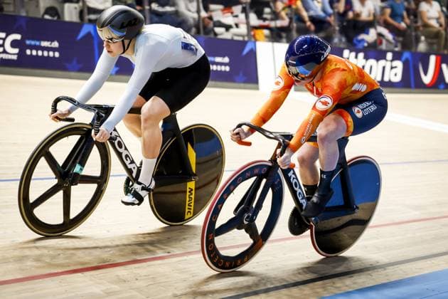 Radsport, Bahnrad-EM Zolder HEUSDEN-ZOLDER - Track cyclist Steffie van der Peet (right) in action on the first round of the Keirin during the final day of the European Track cycling, Rad, Radsport, Bahnrad, Bahn Championships in Belgium. ANP BAS CZERWINSKI xVIxANPxSportx xxANPxIVx 520123984 originalFilename: 520123984.jpg