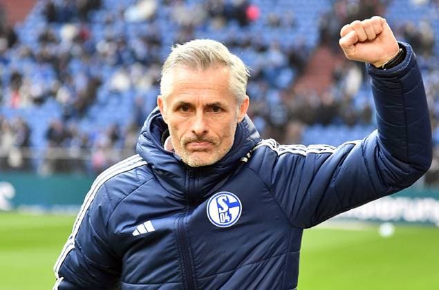 Sport Themen der Woche KW07 Sport Bilder des Tages 16.02.2025, xhbx, Fussball 2.Bundesliga, FC Schalke 04 - Karlsruher SC v.l. Trainer Kees van Wonderen (FC Schalke 04) (DFL DFB REGULATIONS PROHIBIT ANY USE OF PHOTOGRAPHS as IMAGE SEQUENCES and or QUASI-VIDEO) Gelsenkirchen *** 16 02 2025, xhbx, Fußball 2 Bundesliga, FC Schalke 04 Karlsruher SC v l Trainer Kees van Wonderen FC Schalke 04 DFL DFB REGULATIONS PROHIBIT ANY USE OF PHOTOGRAPHS as IMAGE SEQUENCES and or QUASI VIDEO Gelsenkirchen