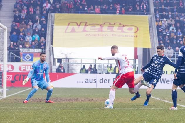 16 02 2025, Soccer, GER, Season, 2 Liga, Season 2024 2025, 22 Matchday, SSV Jahn Regensburg Hamburger SV Eric Hottmann SSV Jahn Regensburg prepares the 1 0 DFL REGULATIONS PROHIBIT ANY USE OF PHOTOGRAPHS AS IMAGE SEQUENCES AND OR QUASI VIDEO