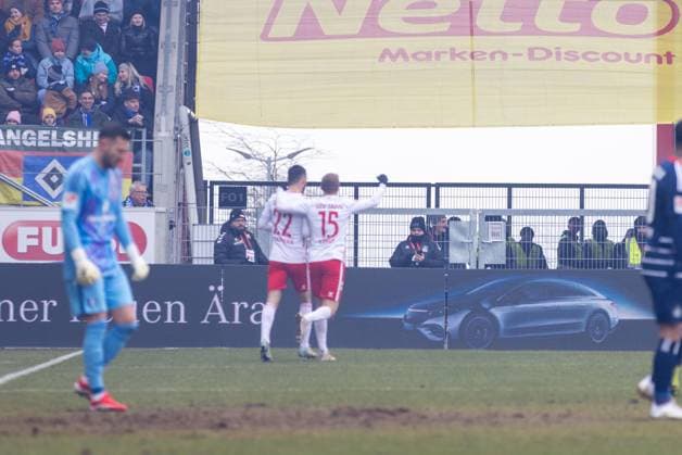 16 02 2025, Soccer, GER, Season, 2 Liga, Season 2024 2025, 22 Matchday, SSV Jahn Regensburg Hamburger SV Cheering after the 1 0 by Sargis Adamyan SSV Jahn DFL REGULATIONS PROHIBIT ANY USE OF PHOTOGRAPHS AS IMAGE SEQUENCES AND OR QUASI VIDEO