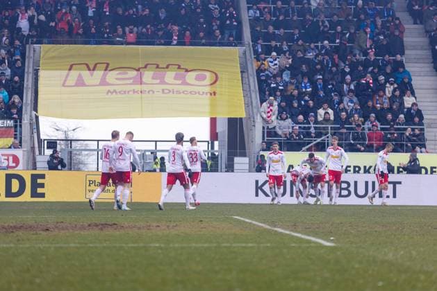 16 02 2025, Soccer, GER, Season, 2 Liga, Season 2024 2025, 22 Matchday, SSV Jahn Regensburg Hamburger SV Cheering after the 1 0 by Sargis Adamyan SSV Jahn DFL REGULATIONS PROHIBIT ANY USE OF PHOTOGRAPHS AS IMAGE SEQUENCES AND OR QUASI VIDEO