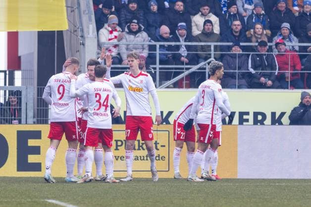 16 02 2025, Soccer, GER, Season, 2 Liga, Season 2024 2025, 22 Matchday, SSV Jahn Regensburg Hamburger SV Cheering after the 1 0 by Sargis Adamyan SSV Jahn DFL REGULATIONS PROHIBIT ANY USE OF PHOTOGRAPHS AS IMAGE SEQUENCES AND OR QUASI VIDEO