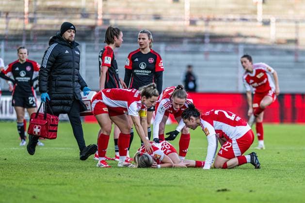 Berlin, Germany 16 February 2025 2 BL Women 2024 2025 1 FC Union Berlin vs 1 FC Nürnberg In the picture Leonie Köster Koester Union Berlin injured on the ground must be treated and replaced Copyright: xFotostandx xVoelkerx