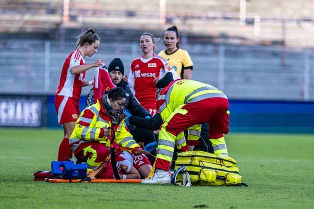 Berlin, Germany 16 February 2025 2 BL Women 2024 2025 1 FC Union Berlin vs 1 FC Nürnberg In the picture Leonie Köster Koester Union Berlin injured on the ground must be treated and replaced Copyright: xFotostandx xVoelkerx