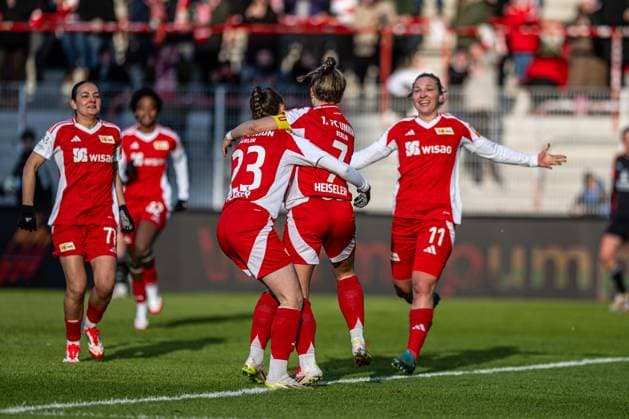 Berlin, Germany 16 February 2025 2 BL Women 2024 2025 1 FC Union Berlin vs 1 FC Nürnberg In the picture 2 from right Lisa Heiseler Union Berlin cheers with her teammates after her goal for 1 0 Copyright: xFotostandx xVoelkerx