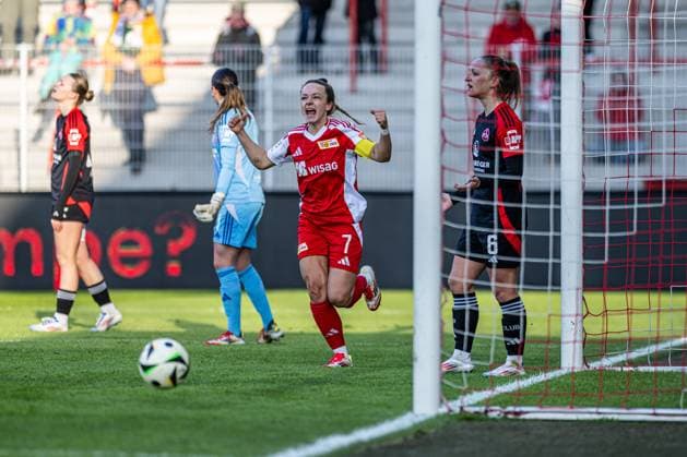 Berlin, Germany February 16, 2025 2 BL Women 2024 2025 1 FC Union Berlin vs 1 FC Nuremberg In the picture 3 from left Lisa Heiseler Union Berlin cheers after their goal to 1 0 The Nurembergers are dissatisfied, disappointed, disappointed, dejected, frustrated, Copyright: xFotostandx xVoelkerx