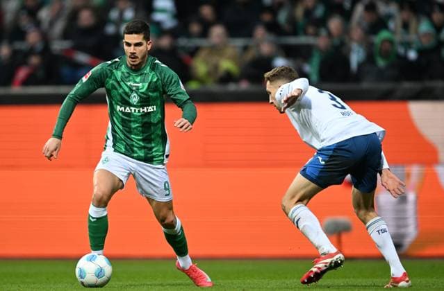 GER, 1 FBL, SV Werder Bremen vs TSG 1899 Hoffenheim 16 02 2025, wohninvest Weserstadion, Bremen, GER, 1 FBL, SV Werder Bremen vs TSG 1899 Hoffenheim in picture picture shows AndrÃ Andre Silva Werder Bremen 09 in duel against Arthur Chaves TSG 1899 Hoffenheim 35 nordphotoxGmbHx xKokenge nph00001