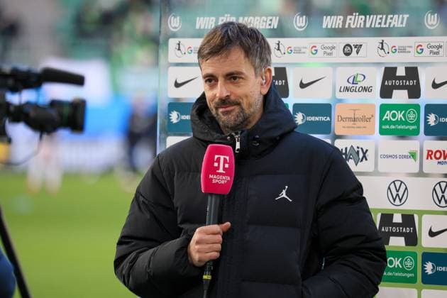 Wolfsburg, Germany February 16, 2025 1 BL Women 2024 2025 VfL Wolfsburg vs Eintracht Frankfurt In the picture Head coach Niko Arnautis Eintracht Frankfurt DFB regulations prohibit any use of photographs as image sequences and or quasi video AOK Stadion Niedersachsen Copyright: xFotostandx xFantinix
