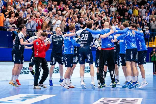 The team of TBV Lemgo Lippe celebrates after 25 25 draw GER, TBV Lemgo Lippe vs Fuechse Berlin, Handball, 1 Bundesliga, Matchday 19, Season 2024 2025, 16 02 2025 GER, TBV Lemgo Lippe vs Fuechse Berlin, Handball, 1 Bundesliga, Matchday 19, Season 2024 2025, 16 02 2025 Lemgo Copyright: xEibner-Pressefoto JanxRollingerx EP_JSK