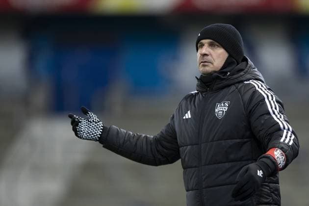 Eupen s head coach Mersad Selimbegovic pictured during a soccer match between Jong Genk and KAS Eupen, in Genk, on day 22 of the 2024-2025 Challenger Pro League 1B second division of the Belgian championship, Sunday 16 February 2025. KRISTOFxVANxACCOM  x112612202x