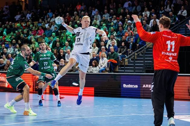 16 02 2025, xovx, Handball DAIKIN Handball Bundesliga, HSG Wetzlar THW Kiel v l Vladimir Vranjes HSG Wetzlar , Stefan Cavor HSG Wetzlar , Patrick Wiencek THW Kiel , Till Klimpke HSG Wetzlar Wetzlar Buderus Arena Hessen Germany EN