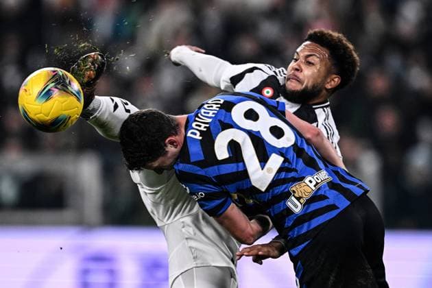 Bilder des Jahres 2025, Sport 02 Februar Sport Themen der Woche KW07 Sport Bilder des Tages Mg Torino 16 02 2025 - campionato di calcio serie A Juventus-Inter foto Matteo Gribaudi Image nella foto: Weston McKennie-Benjamin Pavard 