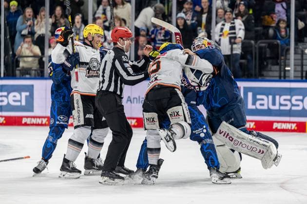 Sport Themen der Woche KW07 Sport Bilder des Tages Nach Abpfiff der Partie gab es diverse Meinungsverschiedenheiten und Keilereien, hier ist sogar Mathias Niederberger (Torwart, EHC Red Bull Muenchen, 35) beteiligt. GER, EHC Red Bull Muenchen vs. Loewen Frankfurt, Eishockey, DEL, 45. Spieltag, Saison 2024 2025, 16.02.2025. GER, EHC Red Bull Muenchen vs. Loewen Frankfurt, Eishockey, DEL, 45. Spieltag, Saison 2024 2025, 16.02.2025. Muenchen *** After the final whistle there were various disagreements and scuffles, here is even Mathias Niederberger Goalkeeper, EHC Red Bull Muenchen, 35 involved GER, EHC Red Bull Muenchen vs Loewen Frankfurt, Ice Hockey, DEL, Matchday 45, Season 2024 2025, 16 02 2025 GER, EHC Red Bull Muenchen vs Loewen Frankfurt, Ice Hockey, DEL, Matchday 45, Season 2024 2025, 16 02 2025 Muenchen Copyright: xEibner-Pressefoto HeikexFeinerx EP_HFR