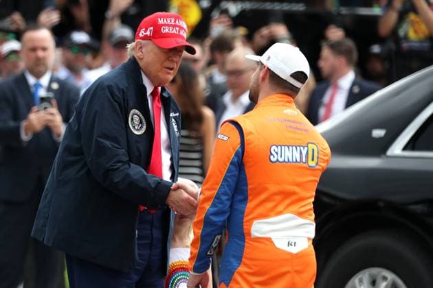 Sport Themen der Woche KW07 Sport Bilder des Tages DAYTONA BEACH, FL - FEBRUARY 16: President of the United States Donald J. Trump shakes hands with Ricky Stenhouse Jr ( 47 HYAK Motorsports SUNNYD Chevrolet) prior to the running of the NASCAR, Motorsport, USA Cup Series Daytona 500 on February 16, 2025 at Daytona International Speedway in Daytona Beach, FL. (Photo by Jeff Robinson Icon Sportswire) AUTO: FEB 16 NASCAR Cup Series DAYTONA 500 EDITORIAL USE ONLY Icon25021617091500