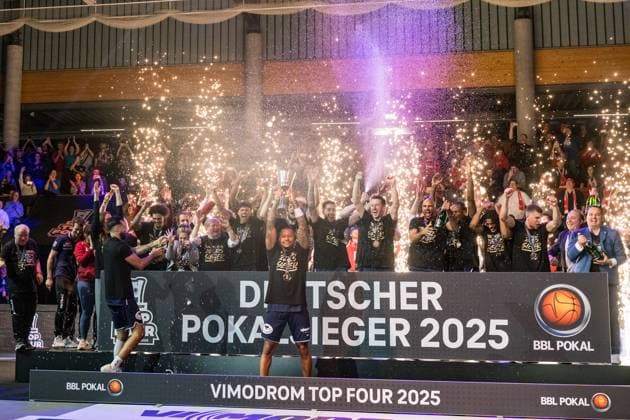 Sport Themen der Woche KW07 Sport Bilder des Tages easyCredit Basketball Bundesliga, BBL Pokal, VIMODROM TOP FOUR 2025, Herren. 16.02.2025, Syntainics MBC - Bamberg Baskets, Finale. Charles Callison (Syntainics MBC, No 23) mit dem BBL-Pokal Copyright. Alexander Trienitz. *** easyCredit Basketball Bundesliga, BBL Cup, VIMODROM TOP FOUR 2025, Men 16 02 2025, Syntainics MBC Bamberg Baskets, Final Charles Callison Syntainics MBC, No 23 with the BBL Cup Copyright Alexander Trienitz