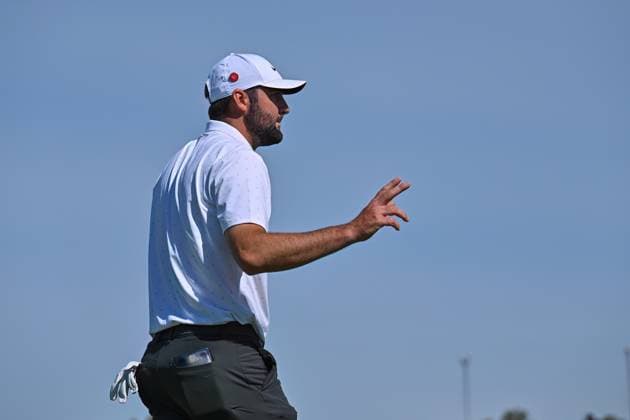 February 16, 2025: Scottie Scheffler acknowldges the crowd on the 1st hole during the final round of the Genesis Invitational on Torrey Pines South Course in San Diego, California. CSM San Diego USA - ZUMAc04_ 20250216_zma_c04_001 Copyright: xJustinxFinex