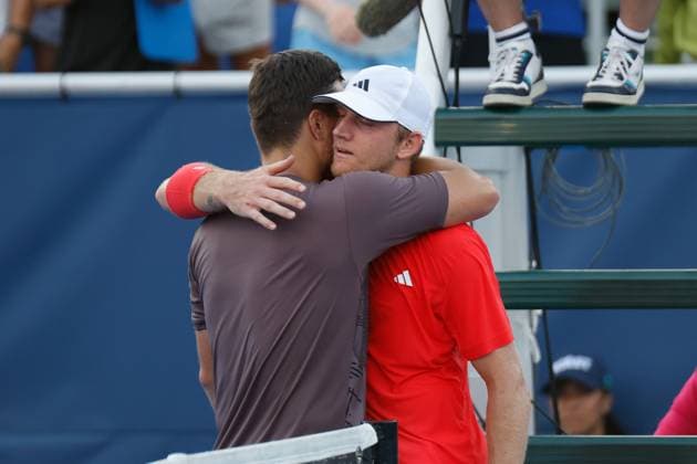 DELRAY BEACH, FL - FEBRUARY 16: Alejandro Davidovich Fokina (ESP) and Miomir Kecmanovic (SRB) embrace at the end of the Mens Singles Final at the Delray Beach Open on February 16, 2025, at Delray Beach Stadium & Tennis Center in Delray Beach, Florida.(Photo by Chris Arjoon Icon Sportswire). TENNIS: FEB 16 Delray Beach Open EDITORIAL USE ONLY Icon25021600105