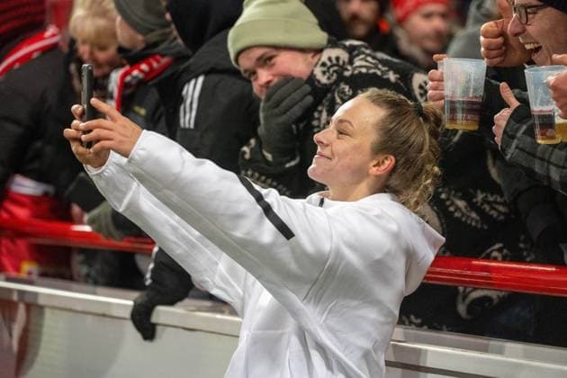 Fußball, Frauen, Saison 2024 2025, 2. Frauen-Bundesliga (15. Spieltag), 1. FC Union Berlin - 1. FC Nürnberg (4:0), Lisa Heiseler (1. Frauen 1. FC Union) bei den Fans, Jubel nach dem Abpfiff, 16.02. 2025, Copyright: xMatthiasxKochx