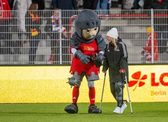 Soccer, Women, Season 2024 2025, 2 Women Bundesliga 15 Matchday , 1 FC Union Berlin 1 FC Nürnberg 4 0 , v l Mascot Ritter Keule 1 FC Union , Leonie Köster 1 Women 1 FC Union on crutches, 16 02 2025, Copyright: xMatthiasxKochx