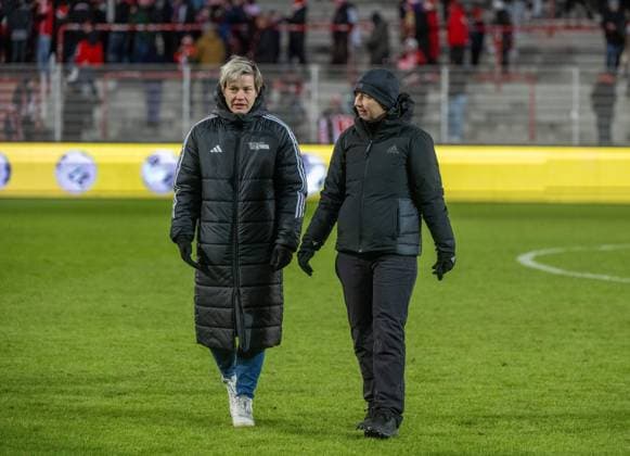 Fußball, Frauen, Saison 2024 2025, 2. Frauen-Bundesliga (15. Spieltag), 1. FC Union Berlin - 1. FC Nürnberg (4:0), v. l. Jennifer Zietz (Geschäftsführerin Profifußball Frauen 1. FC Union Berlin), Trainerin Ailien Poese (1. Frauen 1. FC Union) nach Abpfiff, 16.02. 2025, Copyright: xMatthiasxKochx