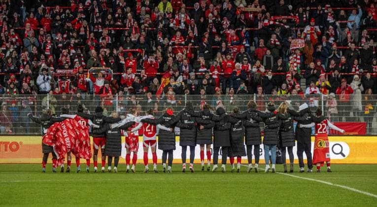 Fußball, Frauen, Saison 2024 2025, 2. Frauen-Bundesliga (15. Spieltag), 1. FC Union Berlin - 1. FC Nürnberg (4:0), Union bei den Fans, Jubel nach dem Abpfiff, 16.02. 2025, Copyright: xMatthiasxKochx