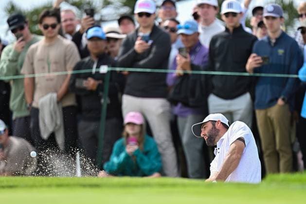 February 16, 2025: Scottie Scheffler hits from a bunker on the 15th hole during the final round of the Genesis Invitational on Torrey Pines South Course in San Diego, California. CSM San Diego USA - ZUMAc04_ 20250216_zma_c04_028 Copyright: xJustinxFinex