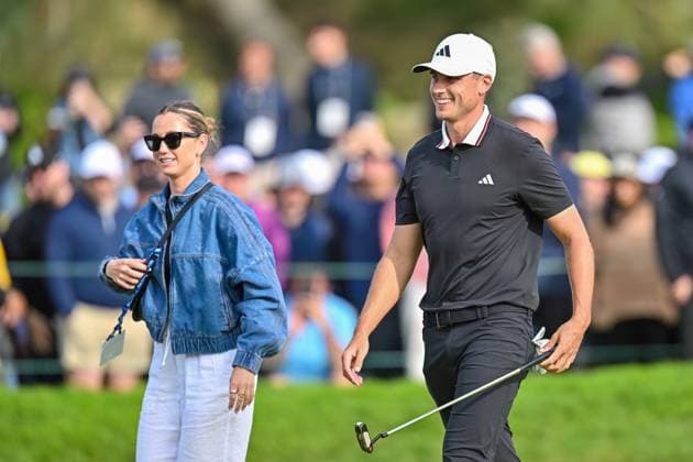 February 16, 2025: Ludvig Aberg celebrates with his girlfriend Olivia Peet after sinking his final putt on the 18th hole during the final round of the Genesis Invitational on Torrey Pines South Course in San Diego, California. CSM San Diego USA - ZUMAc04_ 20250216_zma_c04_039 Copyright: xJustinxFinex