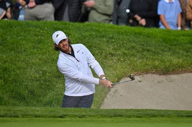 February 16, 2025: Tommy Fleetwood hits a shot from a bunker on the 18th hole during the final round of the Genesis Invitational on Torrey Pines South Course in San Diego, California. CSM San Diego USA - ZUMAc04_ 20250216_zma_c04_044 Copyright: xJustinxFinex